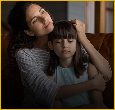 Mother comforting child: Illustrating child support needs.